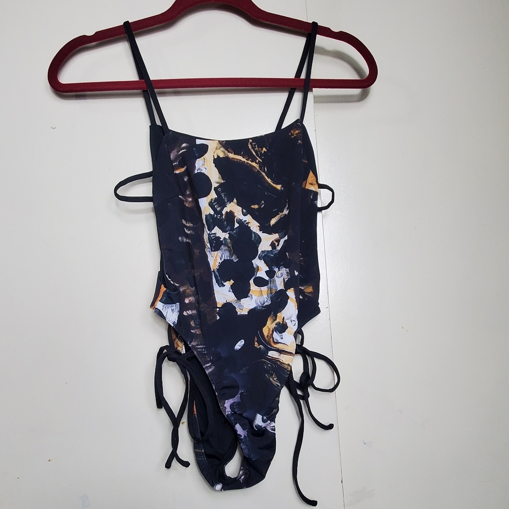 Beautiful bikini - Picture 7 of 11